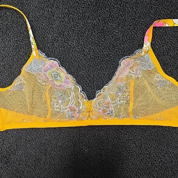 Salvage Yellow Lace Bralette - Picture 8 of 11